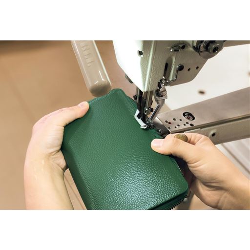 丁寧に作られた豊岡工房の革小物 日本有数の鞄産地・豊岡で一世紀以上も鞄を作り続けてきた小田清株式会社の伝統と技を受け継ぐ「豊岡工房」。確かな目利きで素材を吟味し、工業用ミシンでひとつひとつ丁寧に縫い上げています。 牛革