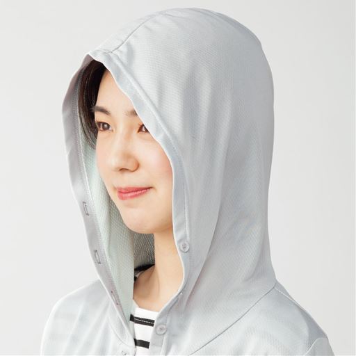 意外と忘れがちなうなじもカバー フードをかぶれば、気になる顔まわりやうなじの日焼けを防止。