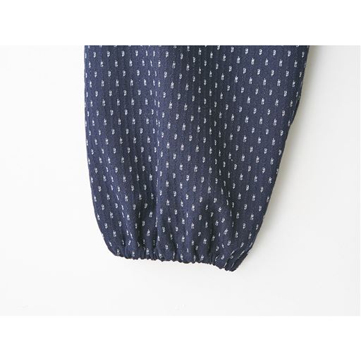 足口はゴム入り<br>邪魔な時はすぐに上げれます