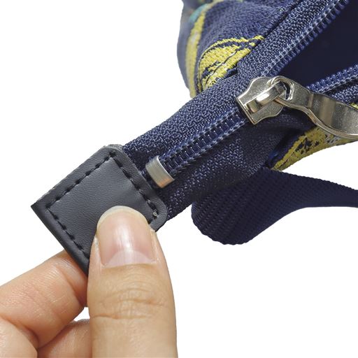 ファスナー持ち手は出して使用してください。