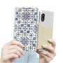 カメラ使用イメージ<br>粘着パッドでスマホを固定する手帳型。<br>スマホ本体を外側に出せば、ケースを付けたまま撮影が可能。