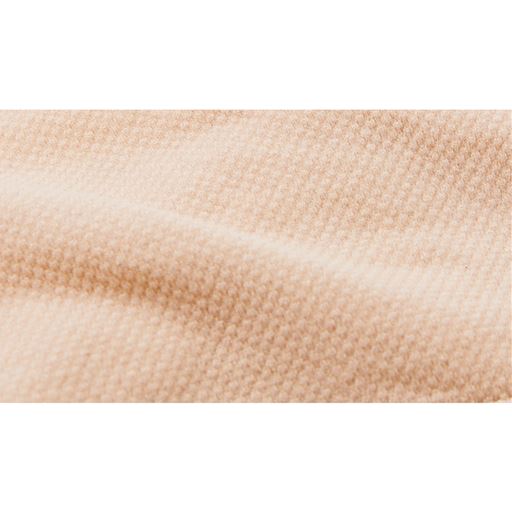 【抗菌仕様】<br>内側は、通気性のある抗菌仕様のメッシュ生地。より爽やかで快適な着心地に。