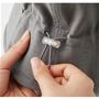 着用後でもサイズを調節できるゴムスピンドル付き