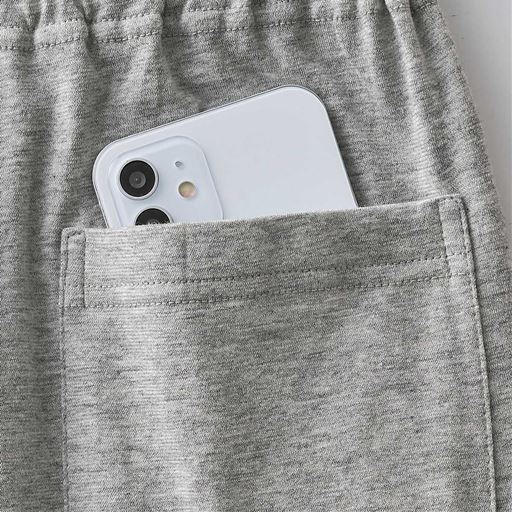 パンツ後ろポケットはスマホも入る大きさ。