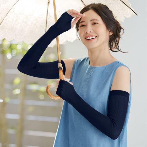絹100%の薄手でやわらかな肌ざわり。約55cmの長め丈だから、脇の下付近までしっかりカバー。指穴付きで、手の甲まで包み込み紫外線をカットします。ダークネイビー着用例