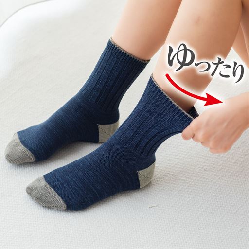 履き口も締め付けず快適です。男女兼用25～27cmサイズもあります。 ネイビーブルー着用例