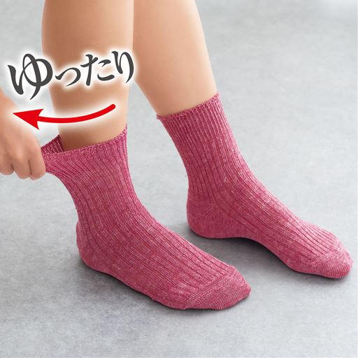 ゆったり優しいフィット感。履き口の締め付け感もなし。 ローズレッド着用例