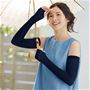 絹100%の薄手でやわらかな肌ざわり。約55cmの長め丈だから、脇の下付近までしっかりカバー。指穴付きで、手の甲まで包み込み紫外線をカットします。ダークネイビー着用例