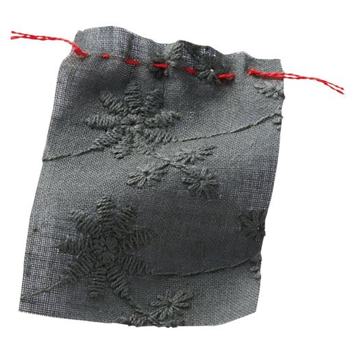 綿100%素材に総花刺繍をあしらって、特別感たっぷり。(チャコールグレー)