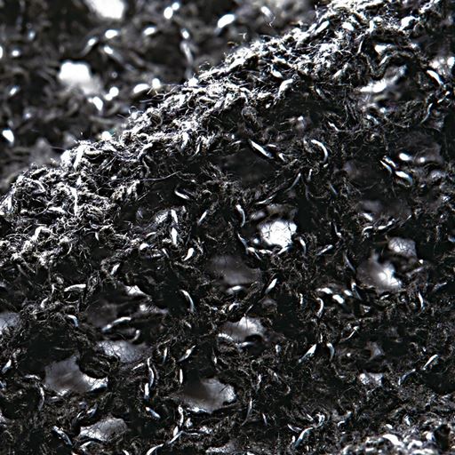 ブラック×シルバー 煌めくラメ糸を織り混ぜ、メッシュ状にざっくり編み上げたニット