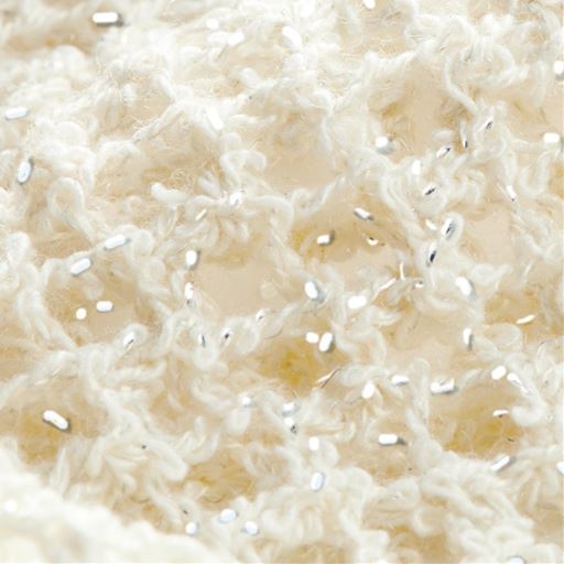 アイボリー×シルバー 煌めくラメ糸を織り混ぜ、メッシュ状にざっくり編み上げたニット