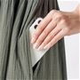 両サイドにスマホがすっぽり入るポケット付き
