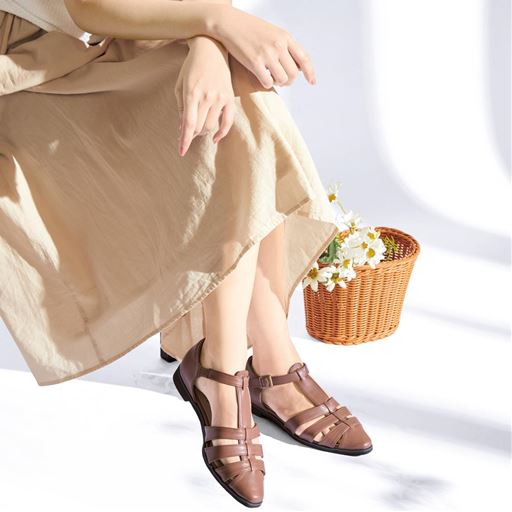 踵付きストラップサンダル