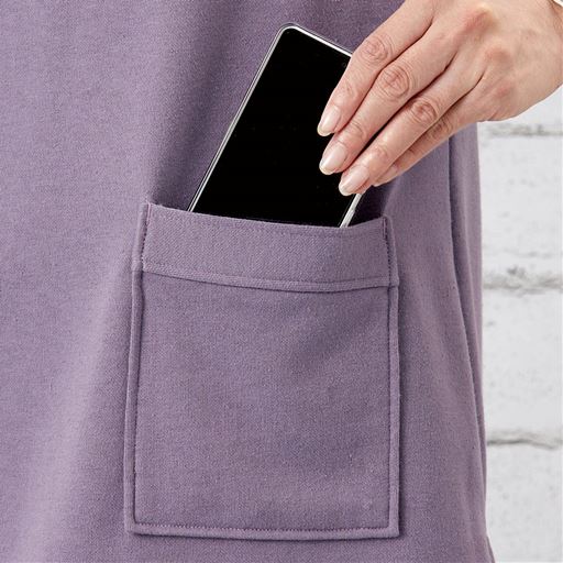 スマホも入る大きめポケット。