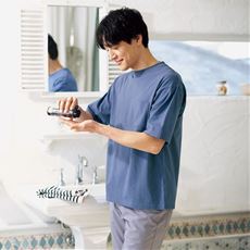 ジャケットの衿が汚れにくいキレイめTシャツ
