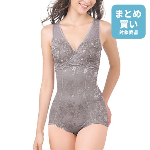 老け見えを防いで美しく若々しい印象に導くボディスーツ。 ローズグレー着用例