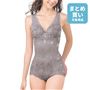 老け見えを防いで美しく若々しい印象に導くボディスーツ。 ローズグレー着用例