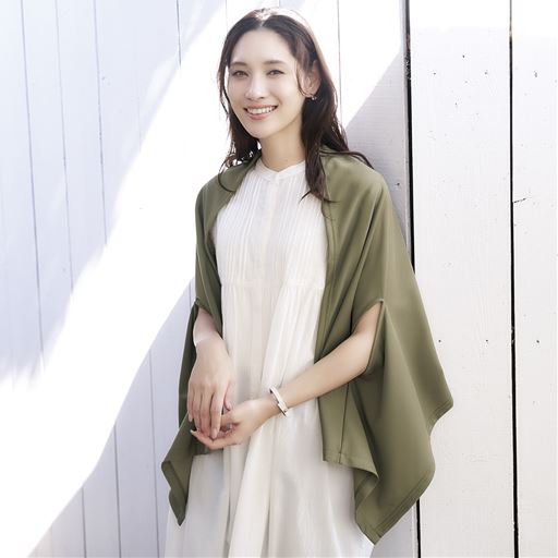 カーキ  <br>スリットに腕を通してケープに