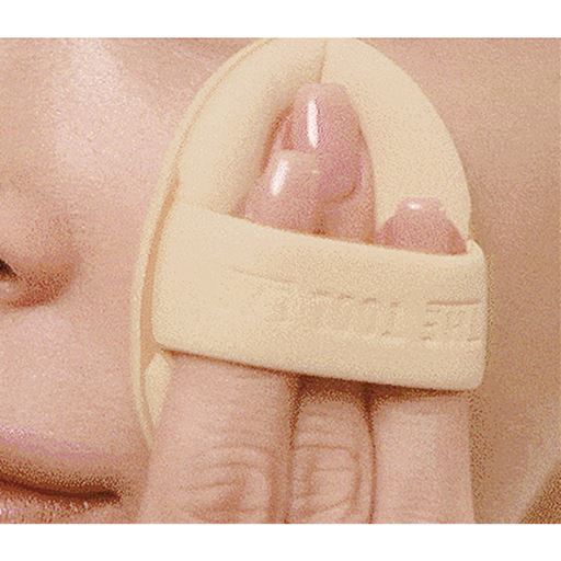 パフとブラシのW使いでより密着し、崩れにくい肌へ  <br>【STEP2】お肌に対して垂直にパフをあて、たきこみ、なめらに密着させる。
