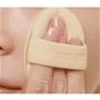パフとブラシのW使いでより密着し、崩れにくい肌へ  <br>【STEP2】お肌に対して垂直にパフをあて、たきこみ、なめらに密着させる。