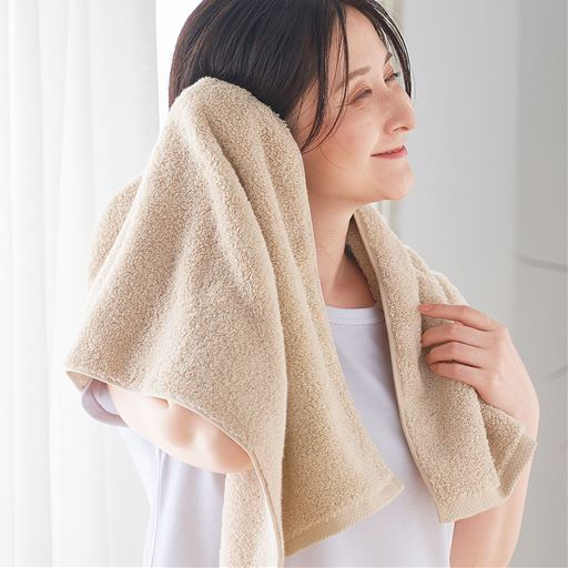 ベージュ ハンガーバスタオル ロングパイルがしっかり吸水、乾きも速い。