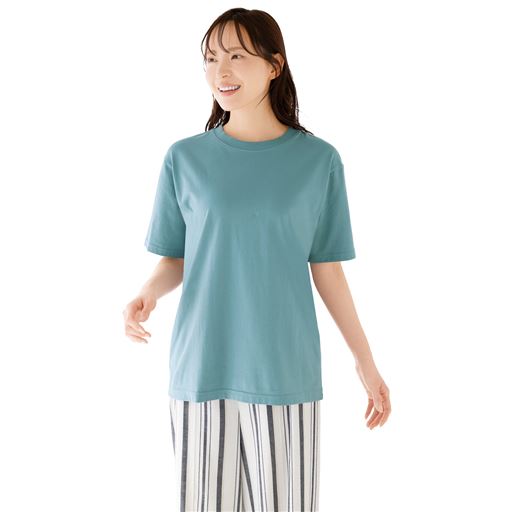 二の腕もお尻も隠れるゆったりシルエット。<br>グレイッシュブルー着用例