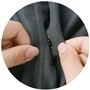 ボタンはシルエットがぐっと整う内合わせと、いつもの外合わせの2通りで止められます。<br>ボタンホールの表側からボタンを留めるとすっきり見えます