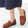 レンガ<br>甲の両サイドに配したゴムで脱ぎ履きがラク
