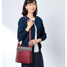 Quay はっ水ナイロン牛革ショルダーバッグ