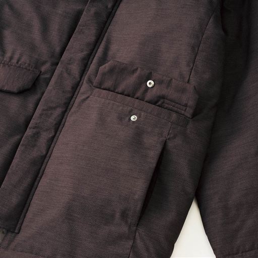 便利なフラップ付きポケットとサイドポケット