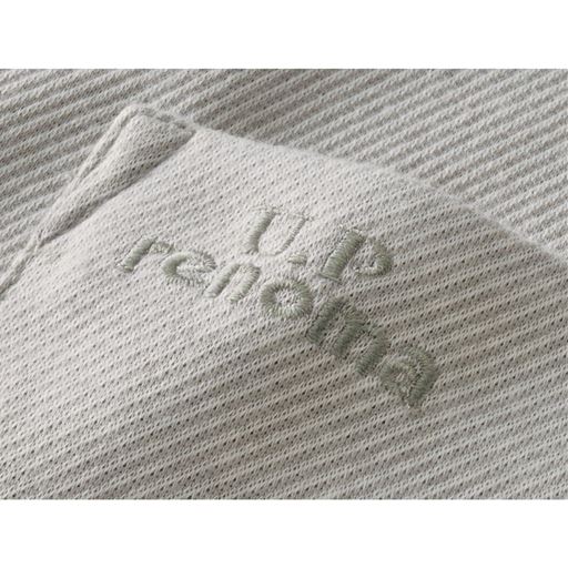 左胸にロゴ刺しゅう生地と同色の刺しゅうがさりげなくて上品