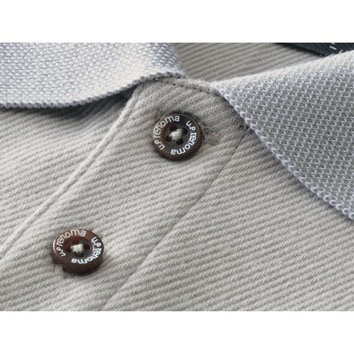 ボタンにもロゴ入りブランドならではの細部までのこだわり