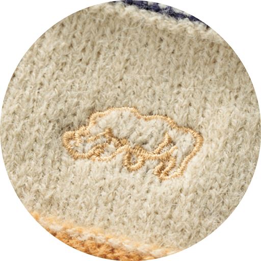 胸もと刺しゅうアップ