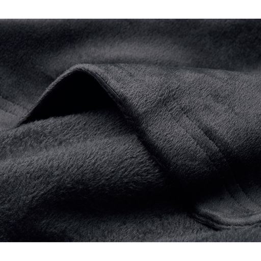 (肌側)(表側)厚地のベロア調素材は暖かみのあるなめらかな肌ざわり。