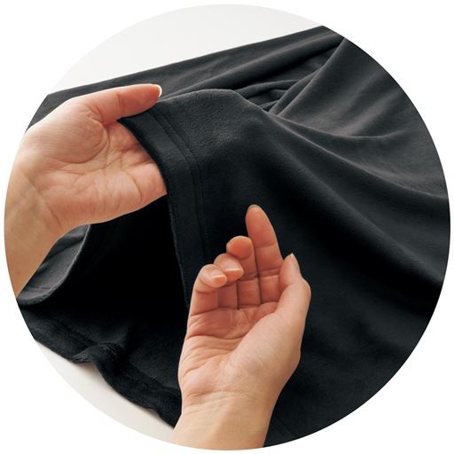 厚地のベロア調素材は暖かみのあるなめらかな肌ざわり。