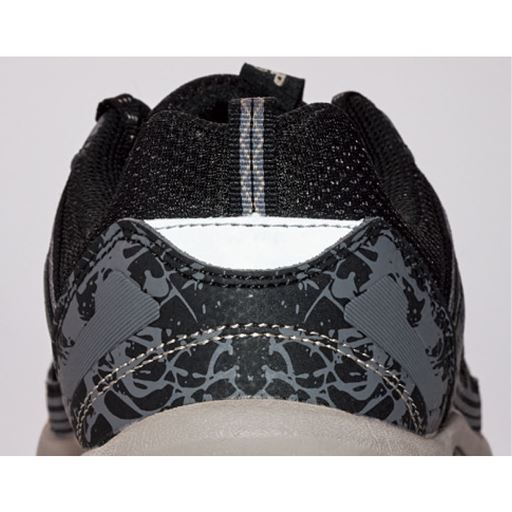 かかとに反射材付き