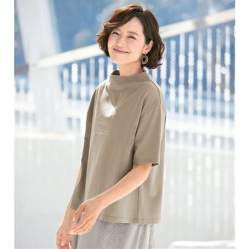 ベージュ<br>洗練された印象の上品ロゴTシャツ