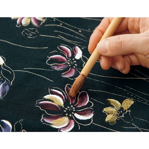 京の職人技を愛でる手描きプリント。<br>どれもが世界に一つだけ、鮮やかな色合いと筆使いに匠の技が光ります。