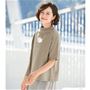 ベージュ<br>洗練された印象の上品ロゴTシャツ