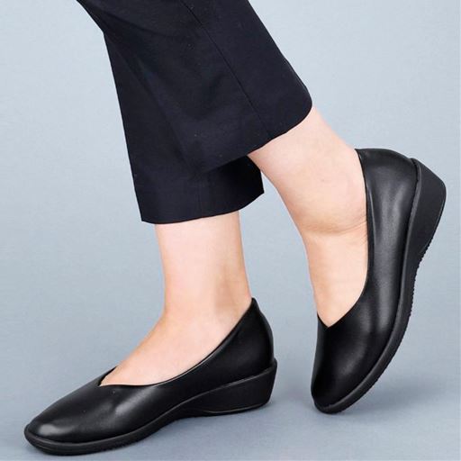 ブラック<br>足元をきれいに見せるVカットデザイン<br><br>※着用イメージ