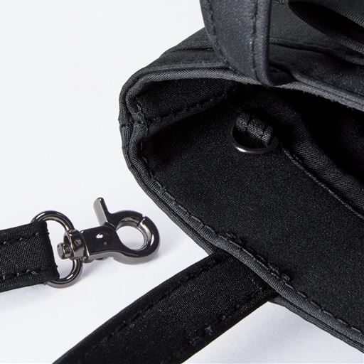 光沢控えめの金具付きストラップは取り外し&調節可能