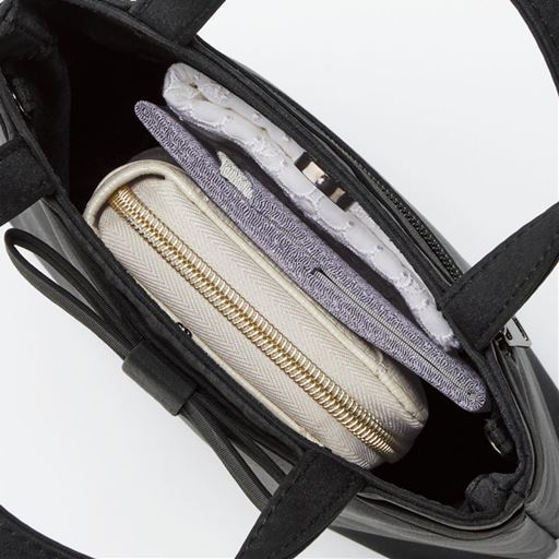 長財布、袱紗、ハンカチなどが収納できます