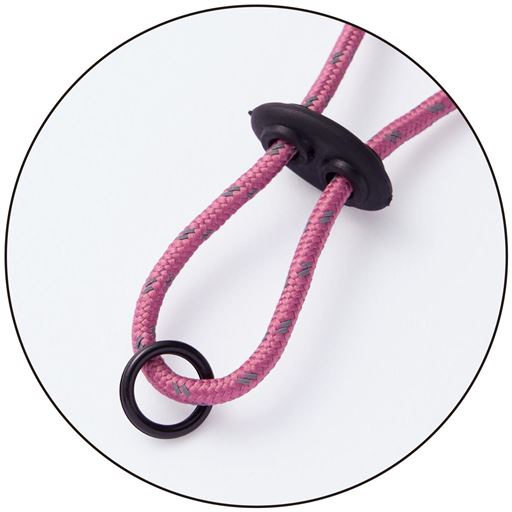 ピンク系のあご紐がアクセント