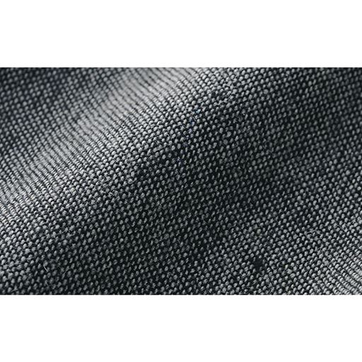 様々な糸をミックスして織られたしっかりとしたハリのある生地。