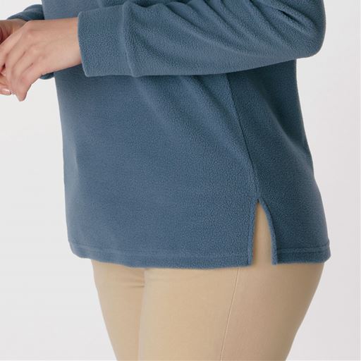 裾スリットとストレッチで脱ぎ着しやすい。