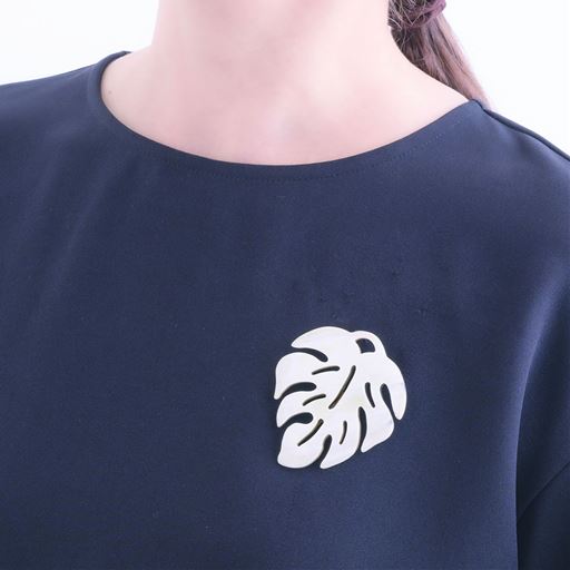 ブローチ着用イメージ<br><br>※撮影環境の違いにより、商品が白く映っていますがお届けする商品は1、2枚目の色味をご参照ください。