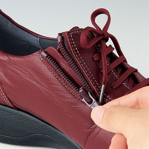 サイドファスナーで脱ぎはきラクラク!