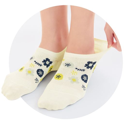 履き口ゆったりスニーカー丈。