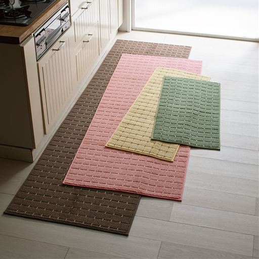 (左から) ウッディブラウン(横240×縦70cm)・ソフトピンク(横180×縦70cm)・アイボリー(横120×縦45cm)・パウダーグリーン(横90×縦45cm) シンプルなデザインとカラーでインテリアにも合わせやすい。