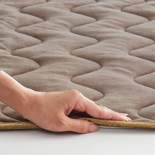 シンサレート保温わた入りで背中までしっかりあったか。ふんわりとした厚みです。